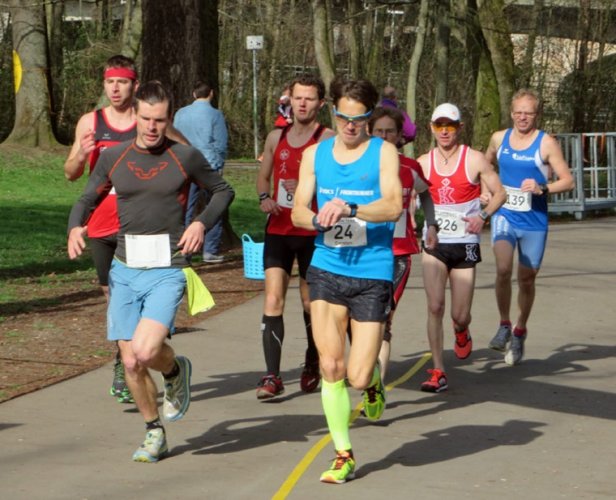 The lead group during lap one: Adam Zahoran, Matthias Dippacher, Hannes Christiansen, Carsten Stegner, Nele Alder-Baerens, Bernd Vöhringer und Jürgen Löschner (left to right)