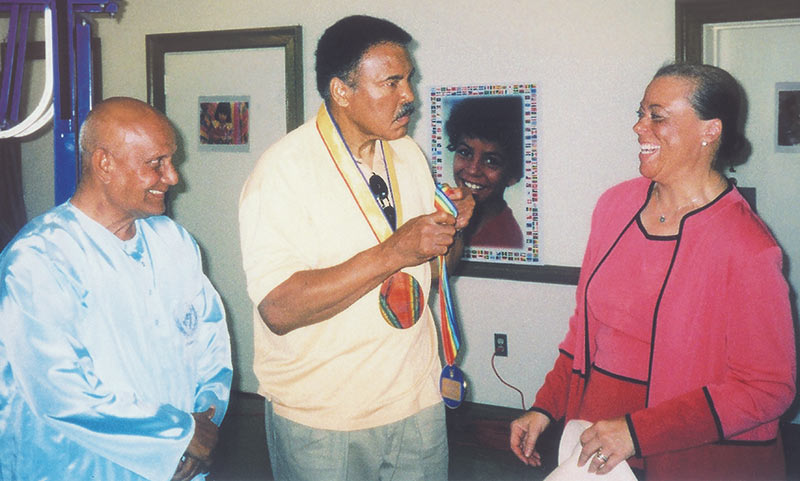 sri-chinmoy-muhammad-lonnie-ali.jpg